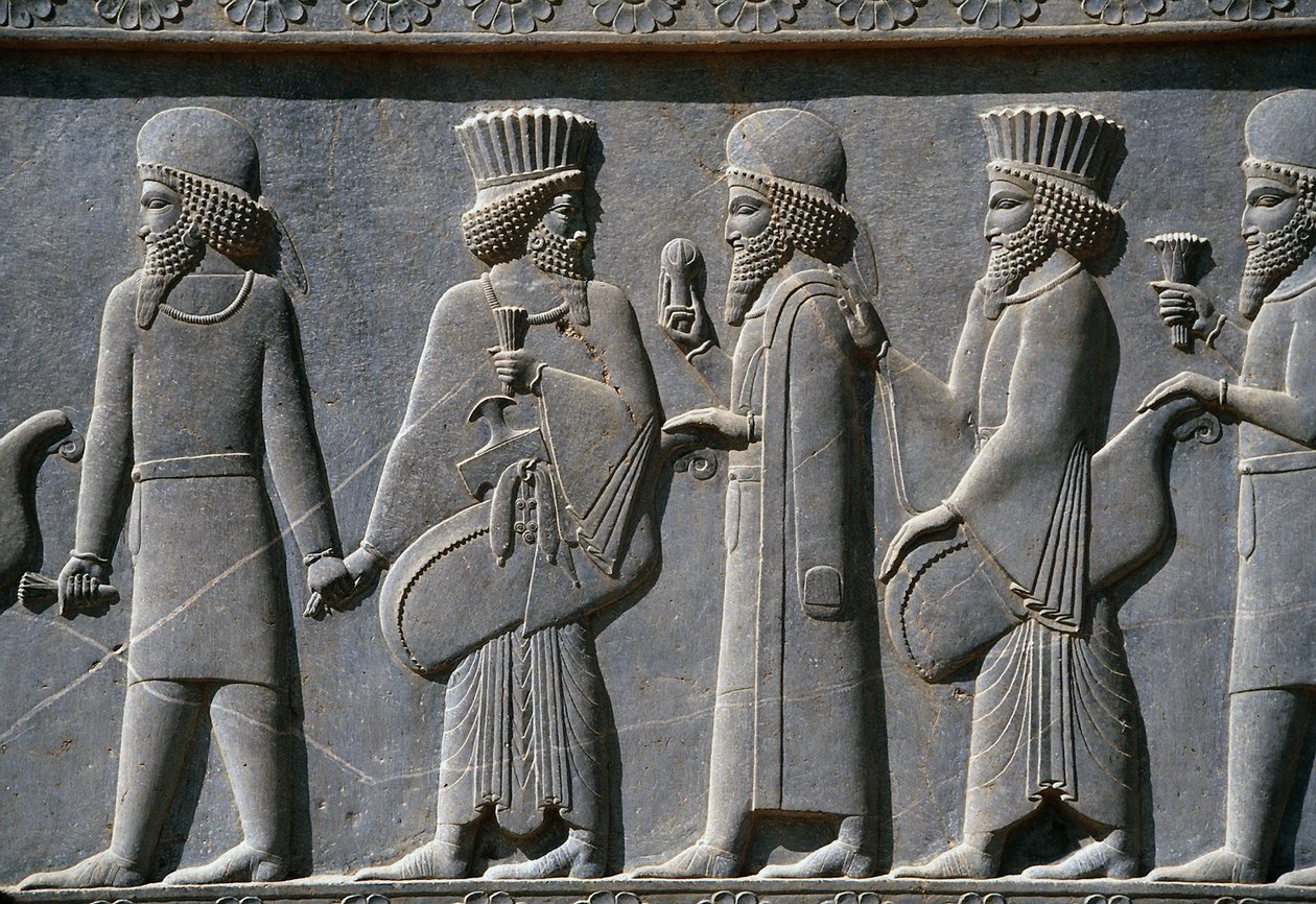 التفاصيل من إفريز موكب على الجانب الشرقي من قصر أبادانا ، برسيبوليس ، إيران ، حوالي 518-465 قبل الميلاد (الحجر الرمادي) بواسطة الأخمينية