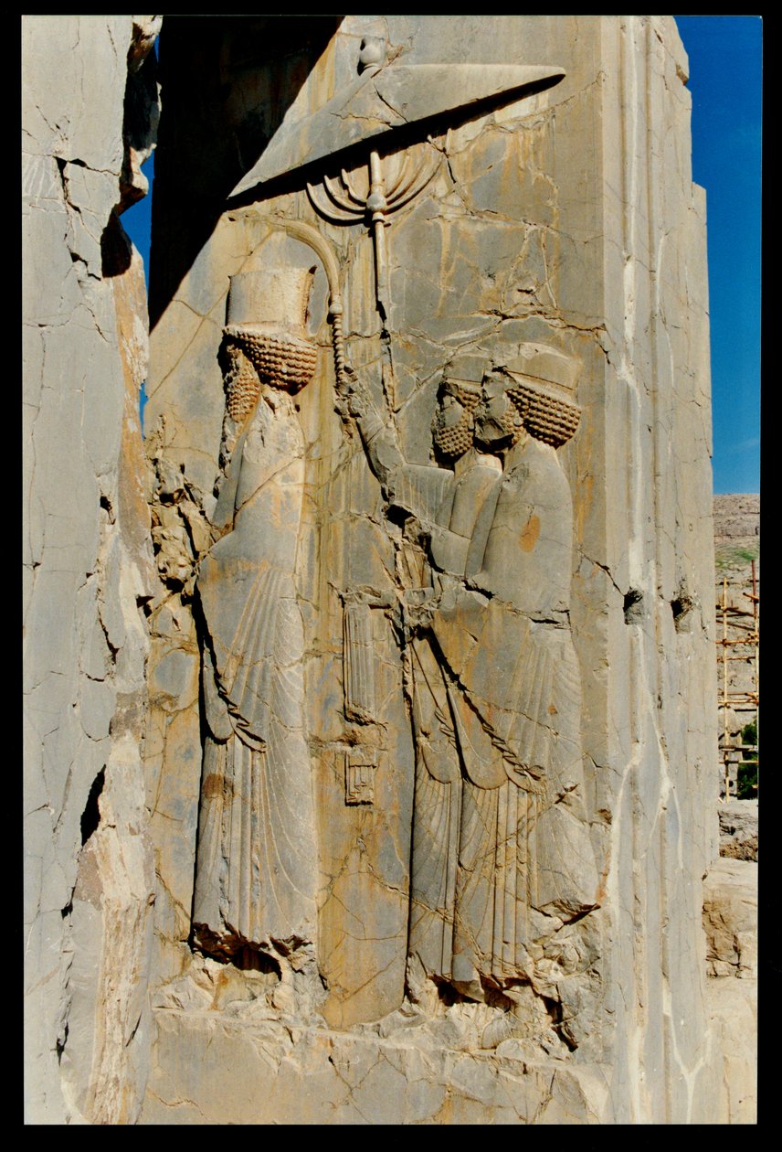 Xerxes (c.519-465 قبل الميلاد) ومرافقيه الذين يدخلون أو يغادرون القصر ، راحة من Hadish (قصر Xerxes الخاص) ، c.480-70 قبل الميلاد بواسطة الأخمينية