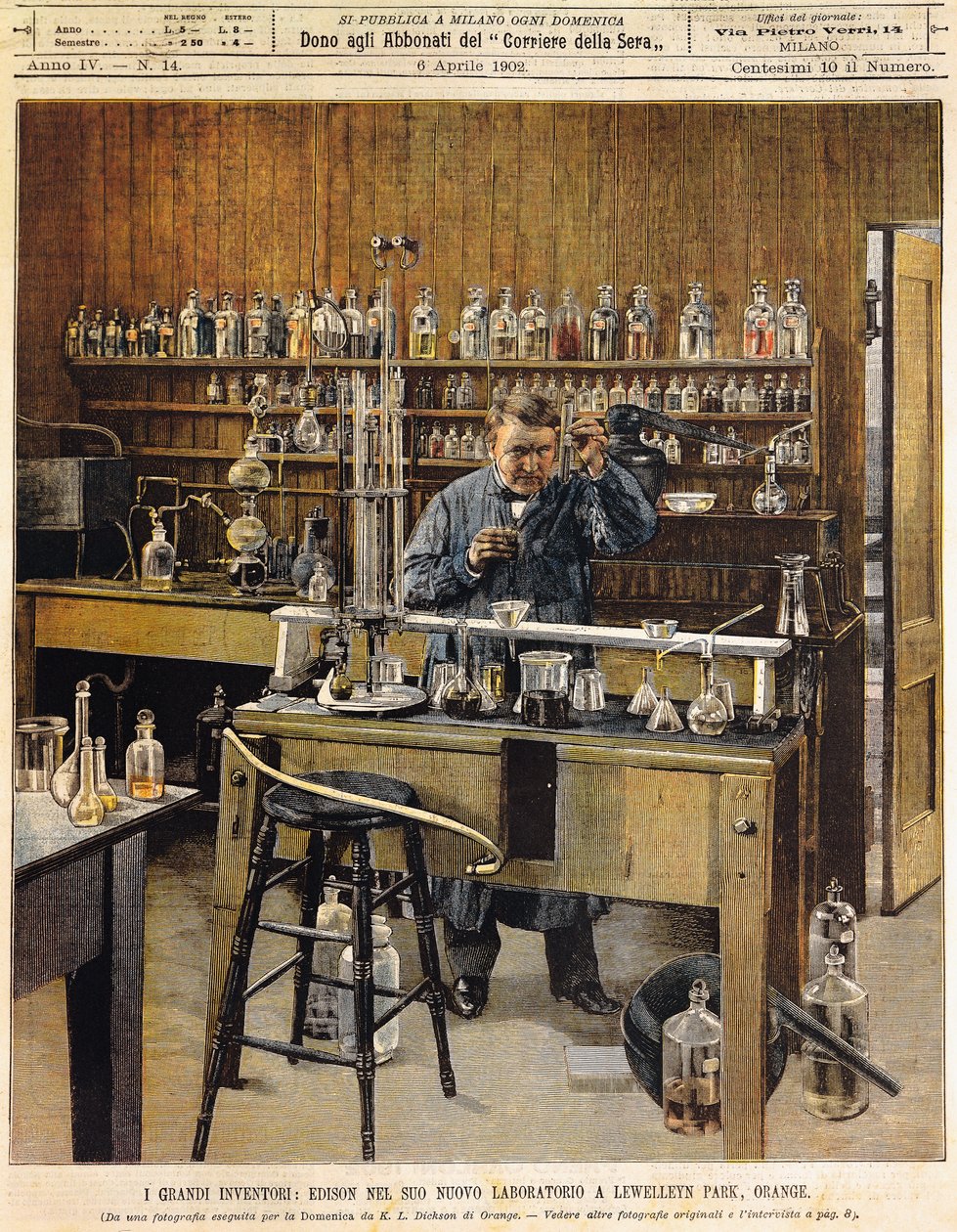 المخترع الأمريكي توماس آفا إديسون (1847-1931) في مختبره الجديد في متنزه لويلين ، رسم توضيحي بواسطة أخيل بيلترام (1871-1945) ، لا دومينيكا ديل كوريير بواسطة أخيل بيلترام