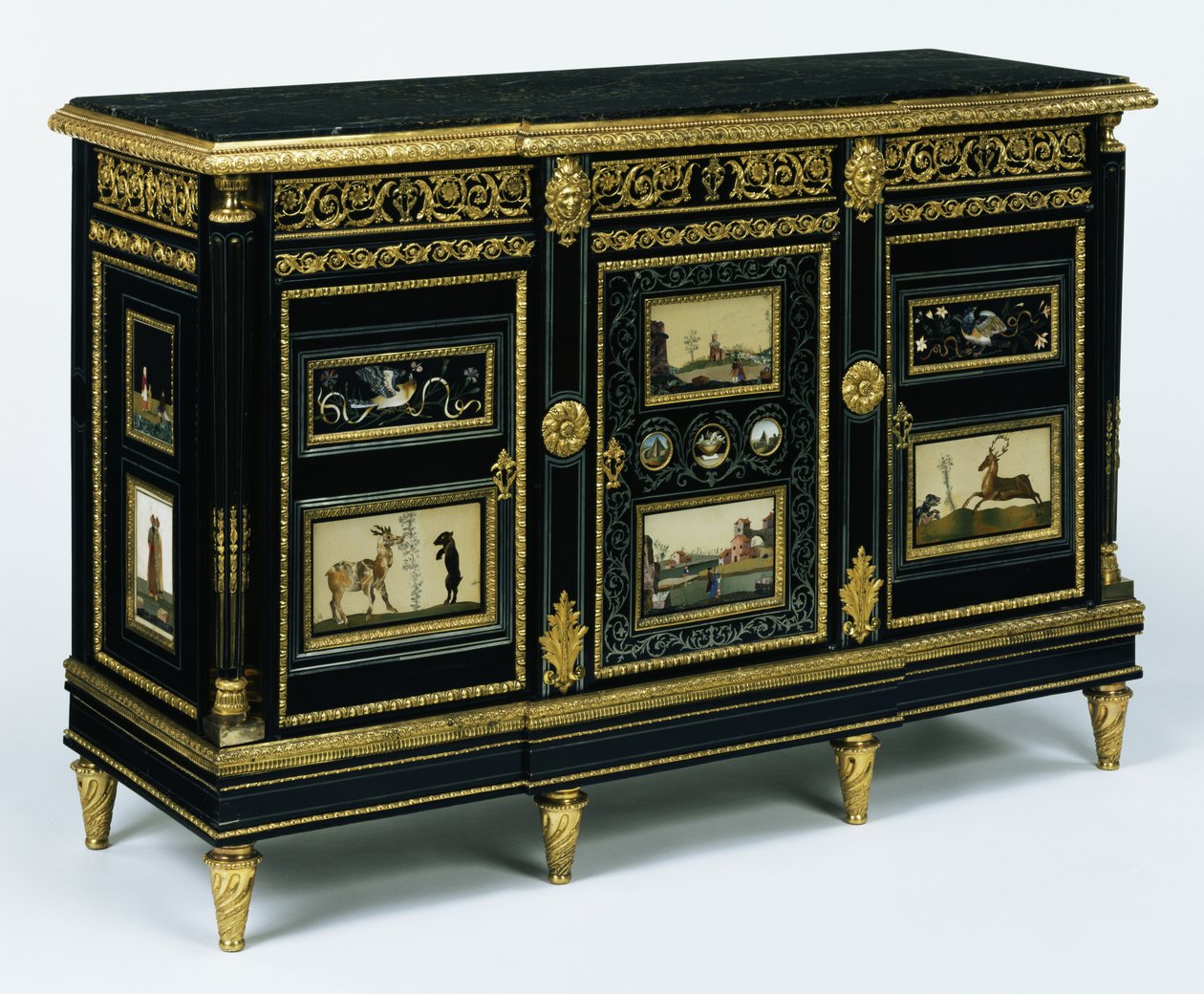 واحدة من خزائن مثبتة مع لوحات pietra dura أواخر القرن السابع عشر ، c.1785 (بلوط ، صنوبر ، وزان مغطى بأبنوس وخشب ماهوغاني) بواسطة آدم ويسويلر