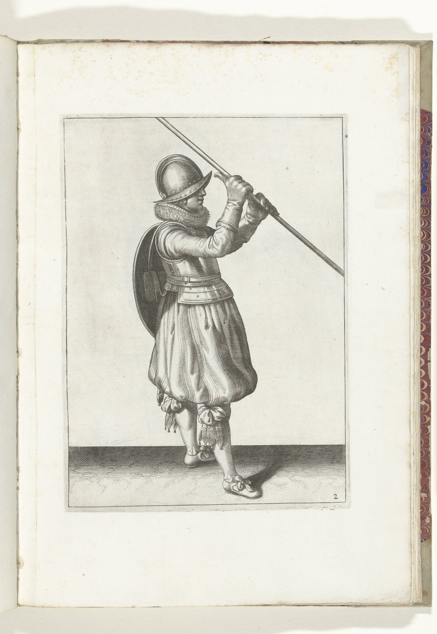 التمرين بالدرع والرمح: الجندي بالرمح في كلتا يديه والدرع على ظهره (رقم 2) ، 1618 De Nassausche Wapen-Handelinge ، Van Schilt ، Spies ، Rappier Ende Targe: تم تصوير Beyde Figuerlick ، Ende Gestel بعد النظام الجديد [va بواسطة آدم فان برين