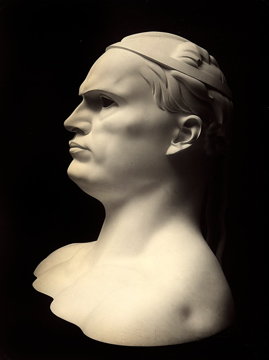 Bust depicting the portrait of Benito Mussolini, work by Adolfo Wildt (b/w photo) بواسطة أدولفو وايلد