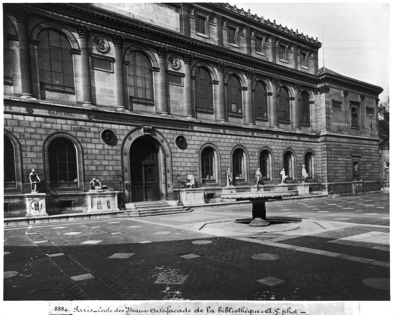 واجهة مكتبة Ecole Nationale Superieure des Beaux-Arts ، Palais des Etudes ، c.1890-99 بواسطة Adolphe Giraudon
