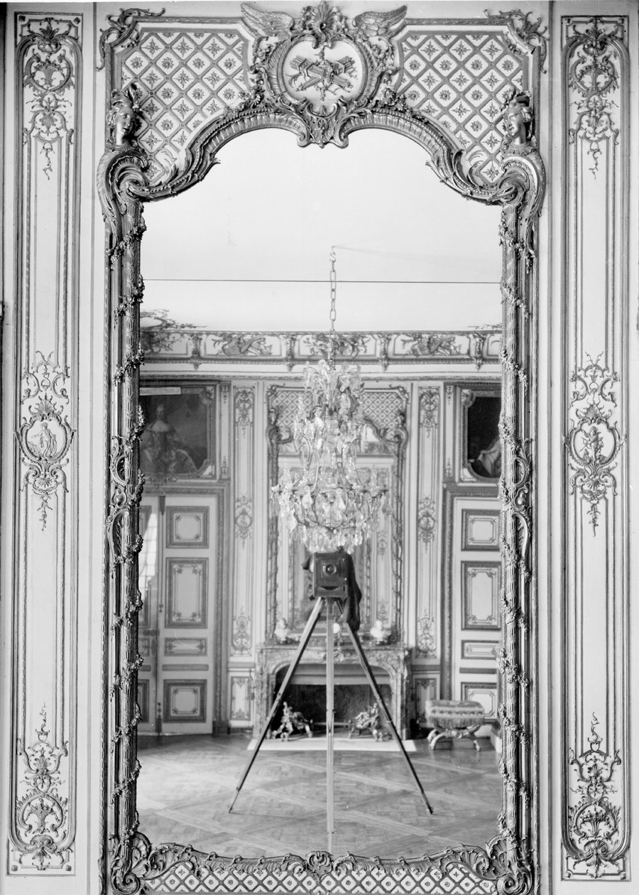 صورة لمرآة في شاتو دو فرساي مع انعكاس لكاميرا جيروودون ، 1890 بواسطة Adolphe Giraudon
