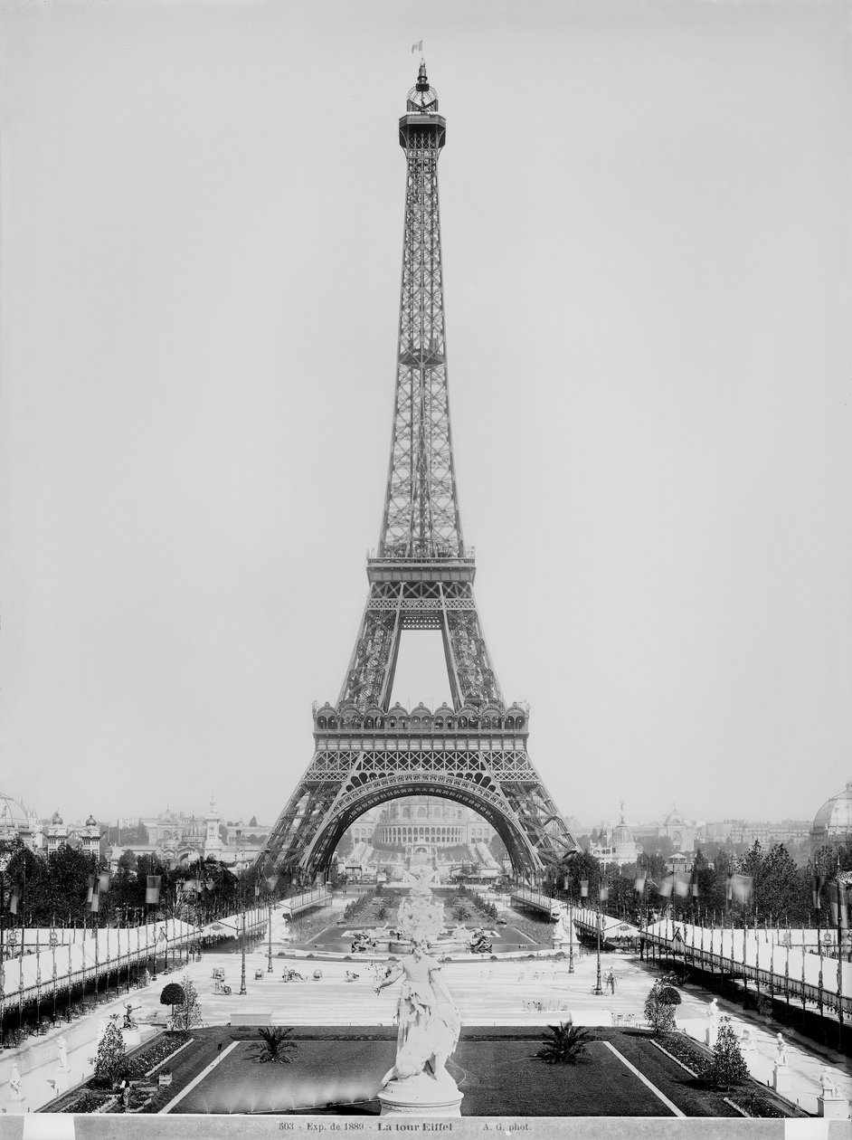 برج إيفل (1887-1889) الذي تم تصويره خلال المعرض العالمي لعام 1889 في باريس ، المهندس المعماري غوستاف إيفل (1832-1923) بواسطة Adolphe Giraudon
