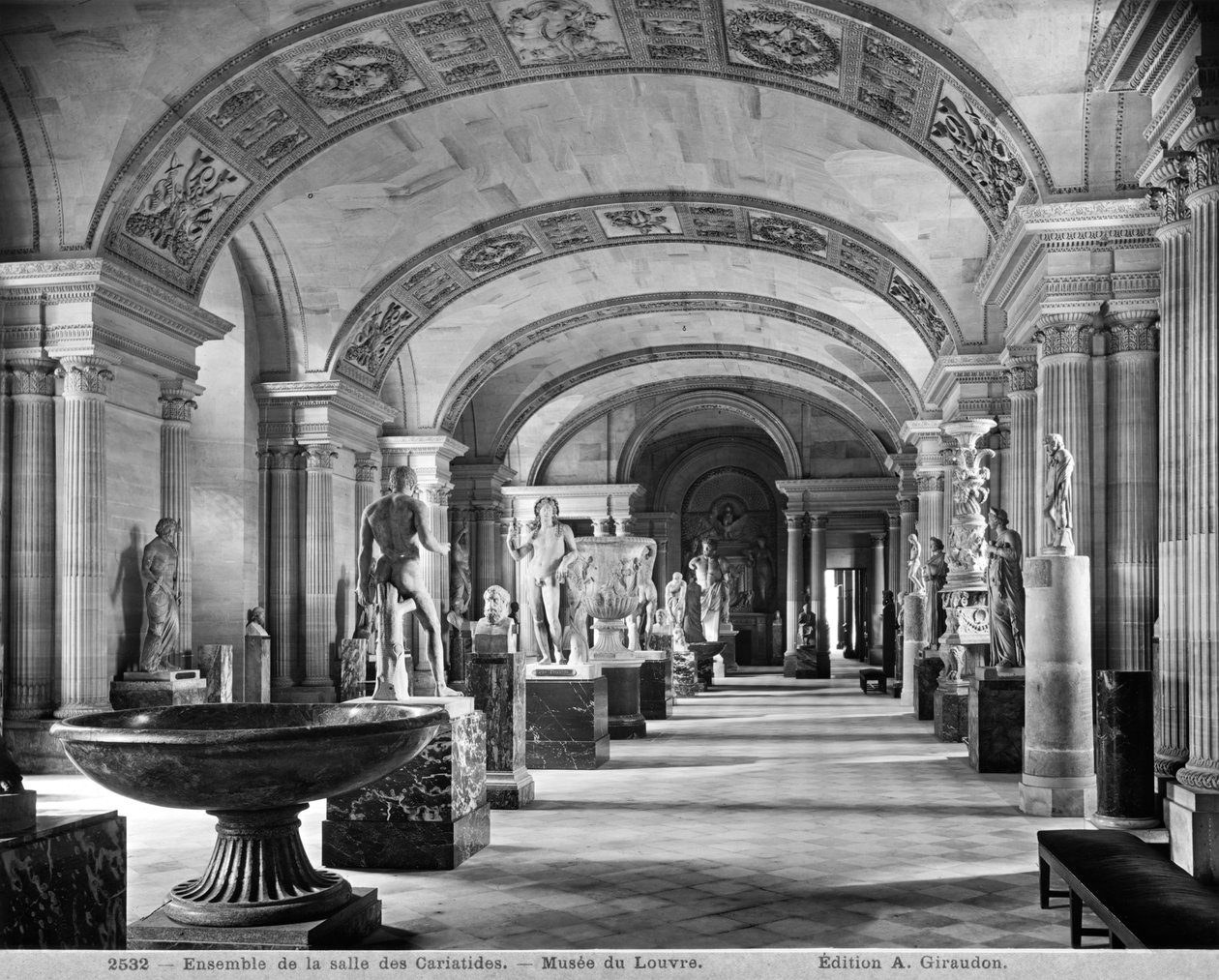منظر لغرفة Caryatids في متحف اللوفر ، c.1900-04 بواسطة Adolphe Giraudon