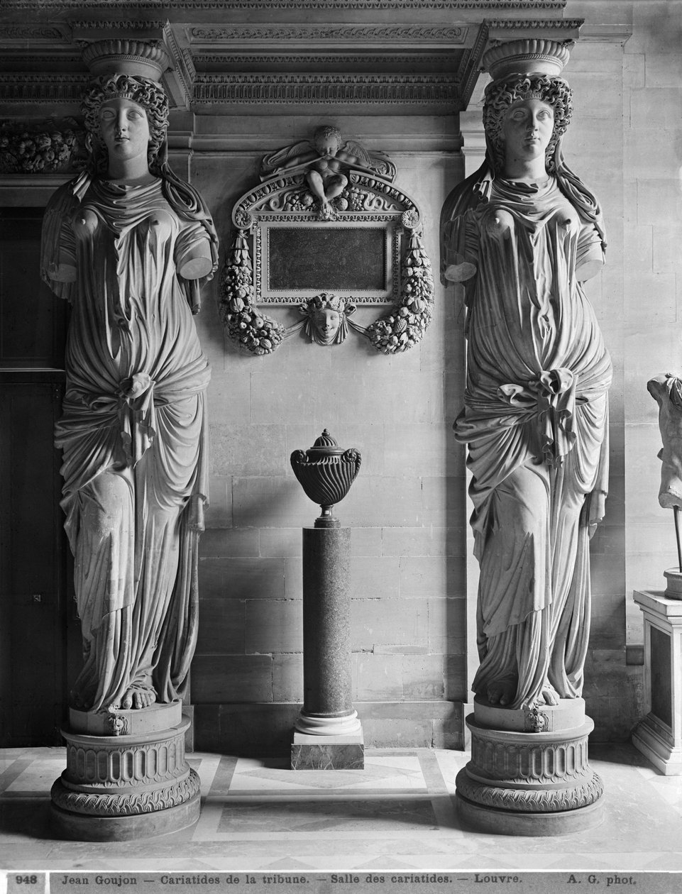منظر لاثنين من caryatids من Caryatids &39;Tribune في متحف اللوفر ، أواخر القرن التاسع عشر (انظر أيضًا 279790 إلى 279793 ، 279795) بواسطة Adolphe Giraudon
