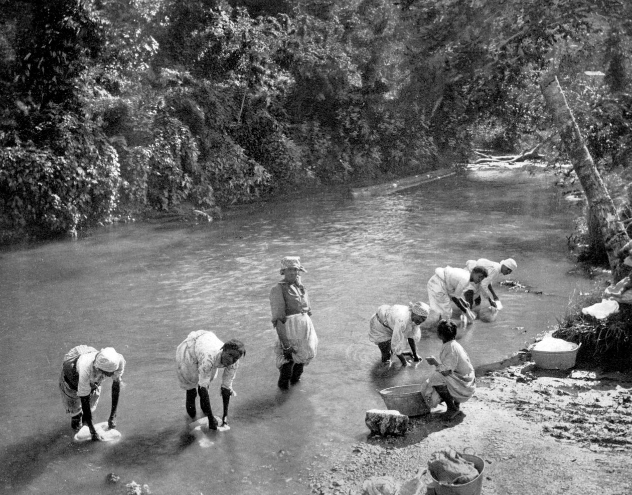 نساء يغسلن الملابس في النهر ، بورت أنطونيو ، جامايكا ، c1905 بواسطة أدولف دوبيرلي وابنه