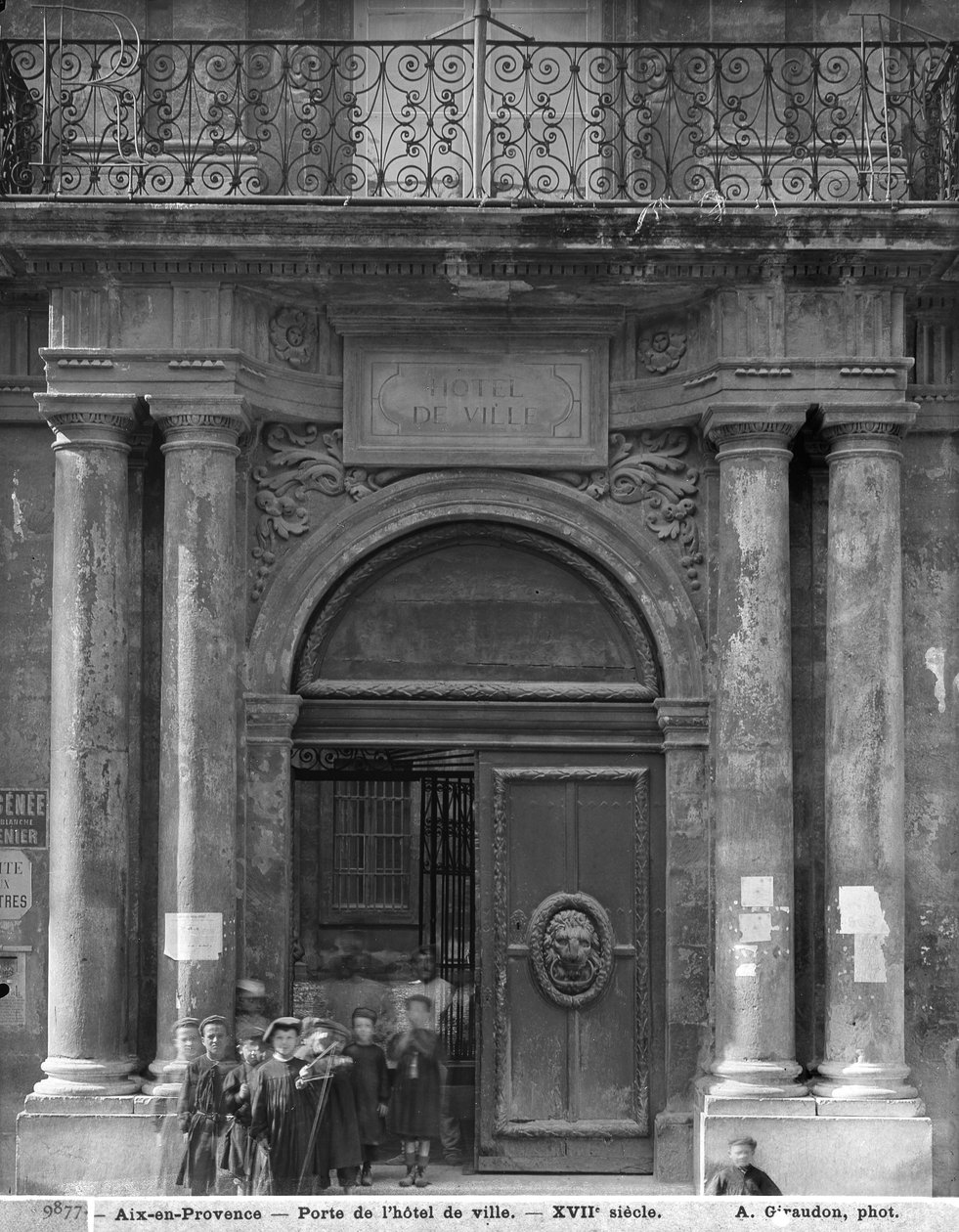 مجموعة من تلاميذ المدارس يغادرون فندق de Ville ، 1890-99 بواسطة Adolphe Giraudon