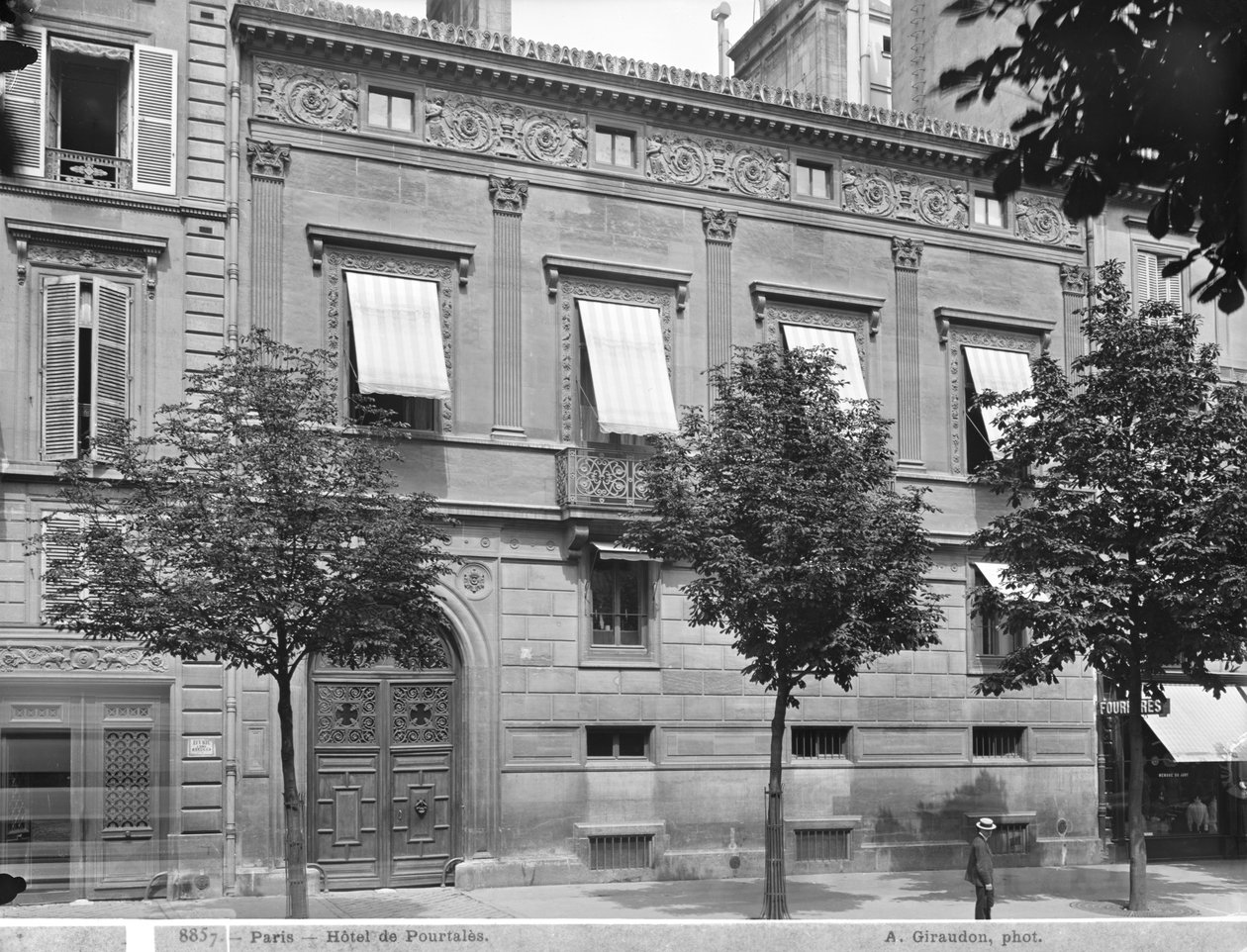 Hotel de Pourtales ، الواجهة ، أواخر القرن التاسع عشر وأوائل القرن العشرين بواسطة Adolphe Giraudon