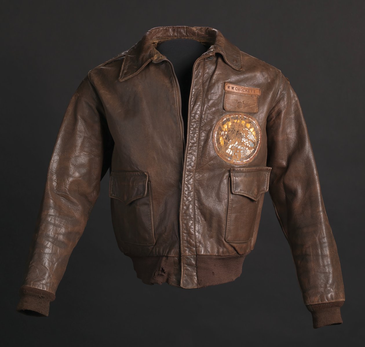 سترة طيران Tuskegee Airman يرتديها اللفتنانت كولونيل وودرو دبليو كروكيت ، 1942. بواسطة شركة ايرو للملابس الجلدية