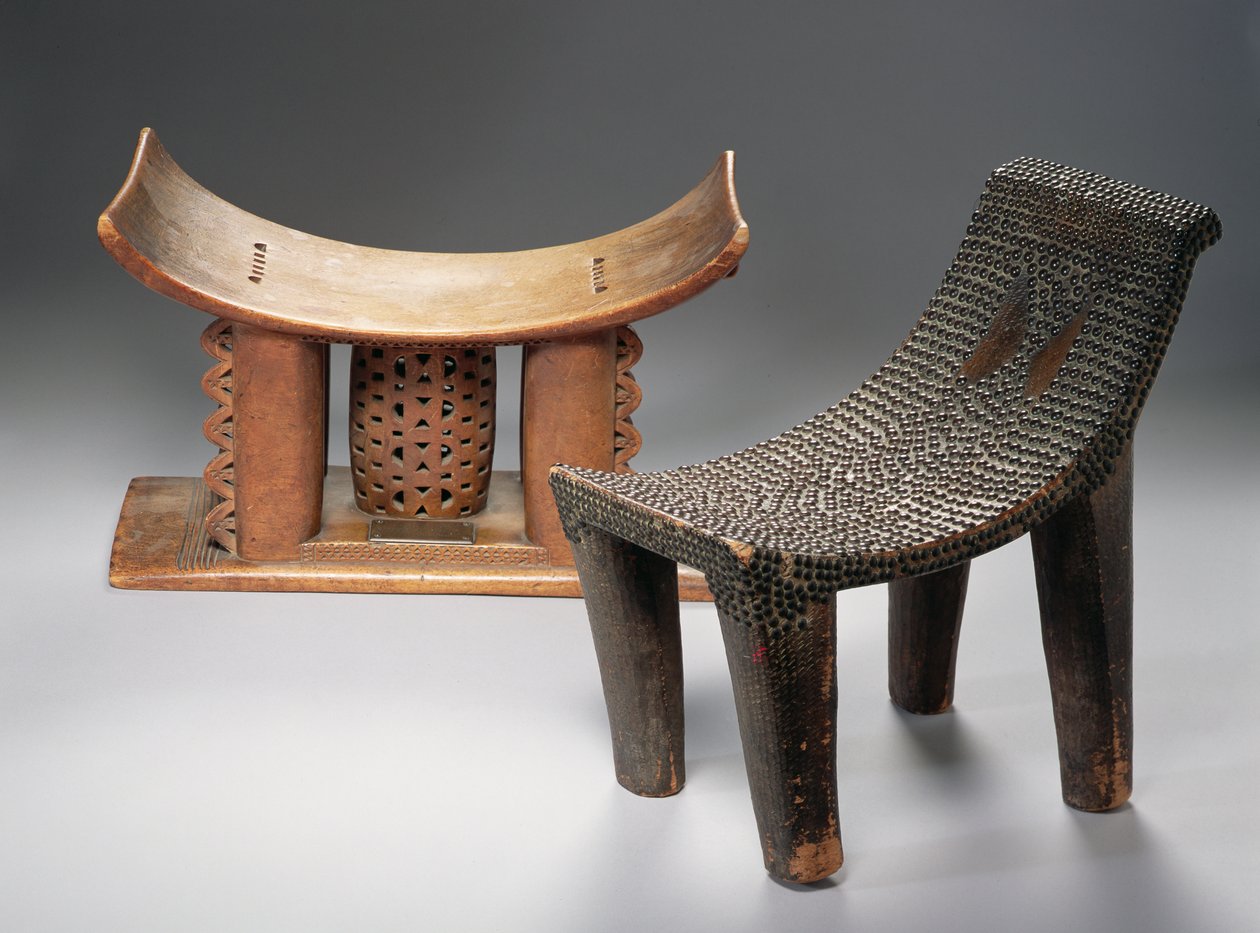 LR: Ashanti Stool و Ngombe Stool (خشب) بواسطة أفريقي