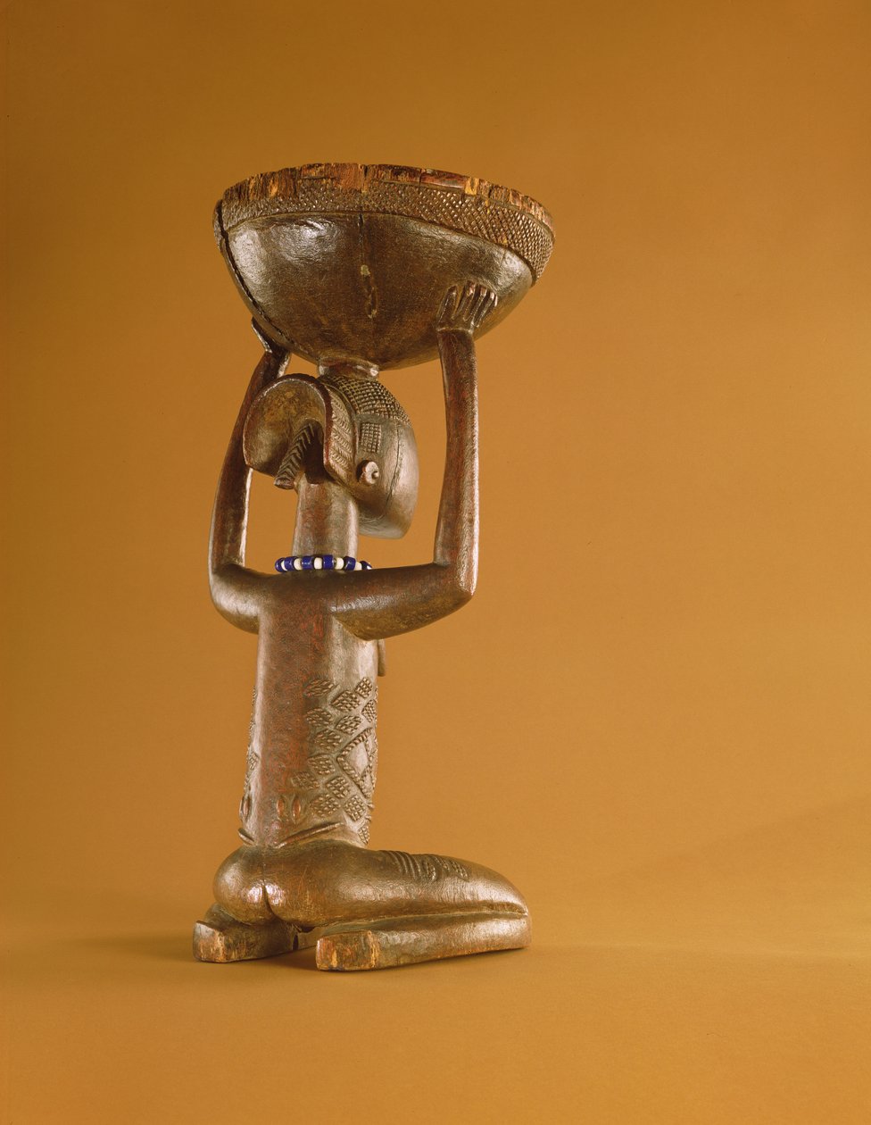 مقعد مع أنثى caryatid راكعة ، Democratice Rupublic of the Congo (wood and glass beads) (انظر أيضًا 356004) بواسطة أفريقي
