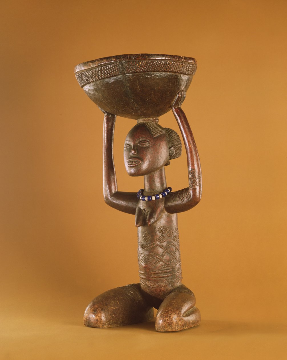 Stoolwith caryatid راكع الأنثى ، جمهورية الكونغو الديمقراطية (الخشب والخرز الزجاجي) (انظر أيضًا 356005) بواسطة أفريقي