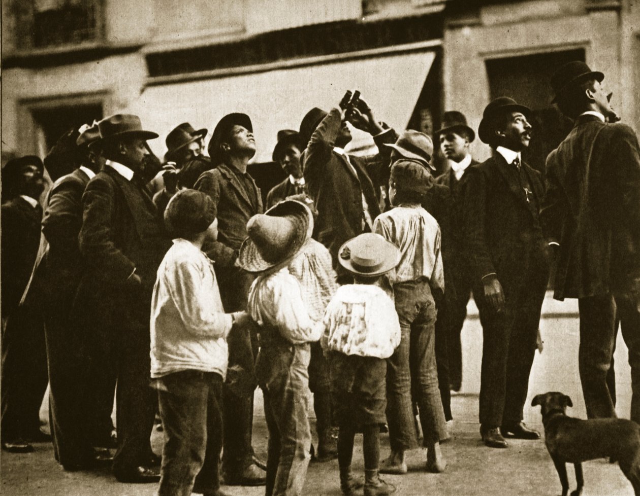 حشد من الشوارع في مكسيكو سيتي يراقب مذنب هالي ، أبريل 1910 بواسطة أجوستين فيكتور كاساسولا