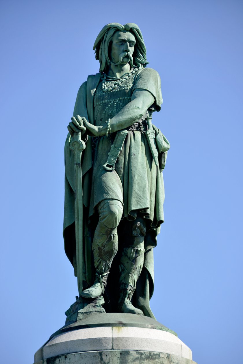 تمثال ضخم لـ Vercingetorix (72-46 قبل الميلاد) ، زعيم الغال - تمثال من Millet Aime (1819-1891) 6.60 مترًا في عام 1865 في الجزء الغربي من مونت أوكسوا (قاعدة بارتفاع 7 أمتار بواسطة فيوليت لو دوك) أليز سانت رين 1865 بواسطة ايمي الدخن