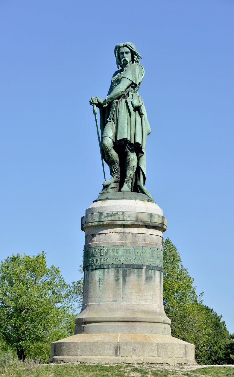 تمثال ضخم لـ Vercingetorix (72-46 قبل الميلاد) ، زعيم الغال - تمثال من Millet Aime (1819-1891) 6.60 مترًا في عام 1865 في الجزء الغربي من مونت أوكسوا (قاعدة بارتفاع 7 أمتار بواسطة فيوليت لو دوك) أليز سانت رين 1865 بواسطة ايمي الدخن