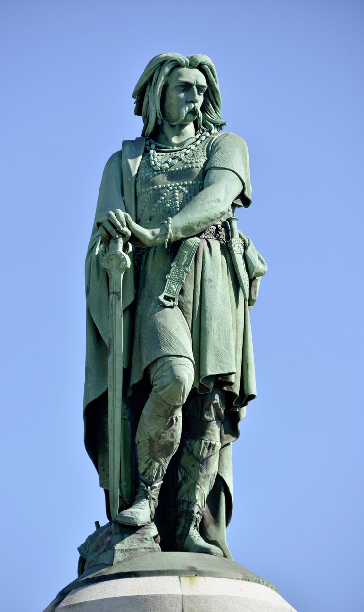 Colossal statue of Vercingetorix (72-46 BC), Gallic leader - Sculpture of Millet Aime (1819-1891) 6.60 m tall erige in 1865 on the western part of Mont Auxois (base 7 m high by Viollet Le Duc) Alise Sainte Reine 1865 بواسطة ايمي الدخن