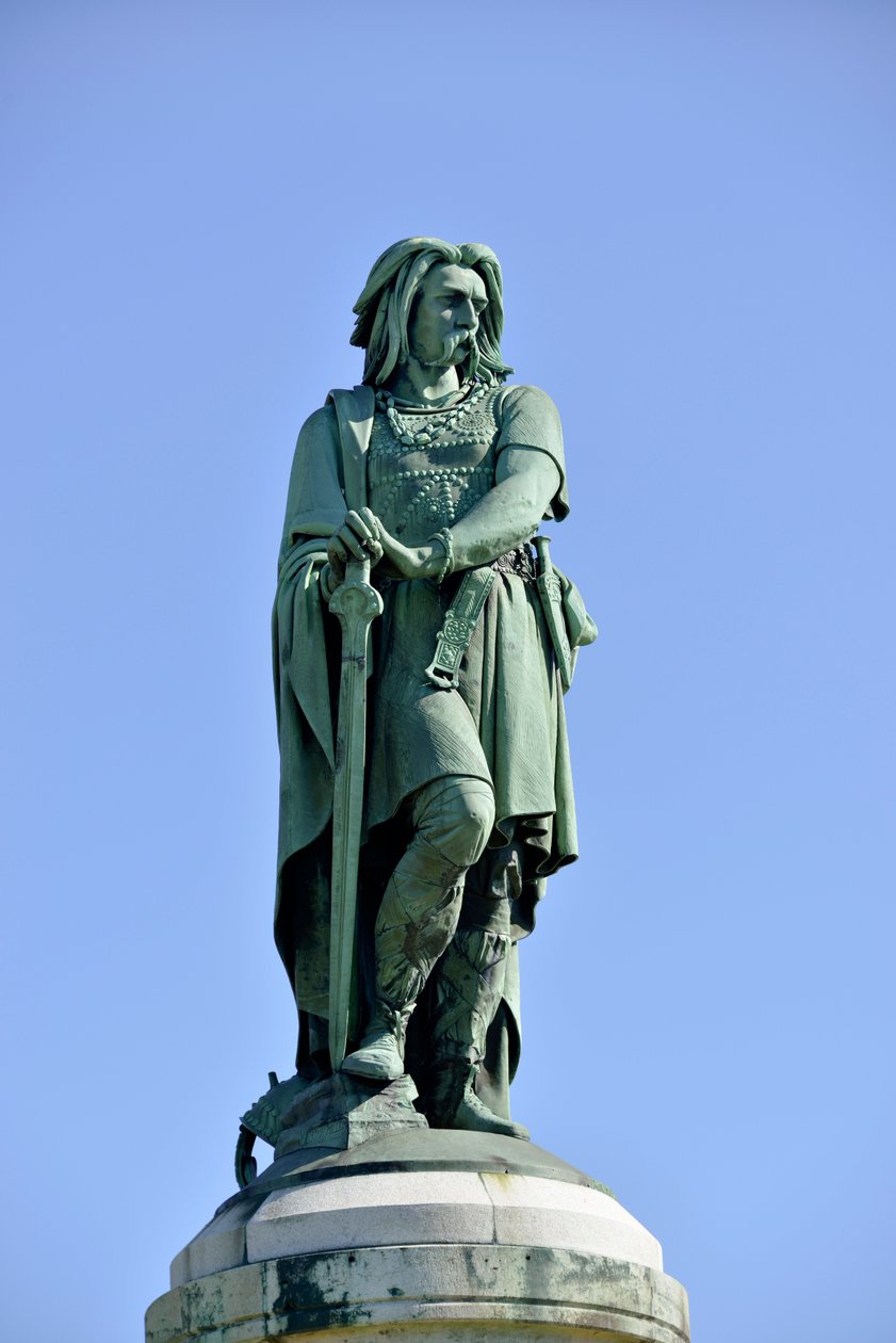 تمثال ضخم لـ Vercingetorix (72-46 قبل الميلاد) ، زعيم الغال - تمثال من Millet Aime (1819-1891) يبلغ طوله 6.60 مترًا في عام 1865 في الجزء الغربي من Mont Auxois (قاعدة بارتفاع 7 أمتار بواسطة Viollet Le Duc) Alise Sainte Reine 1865 بواسطة ايمي الدخن
