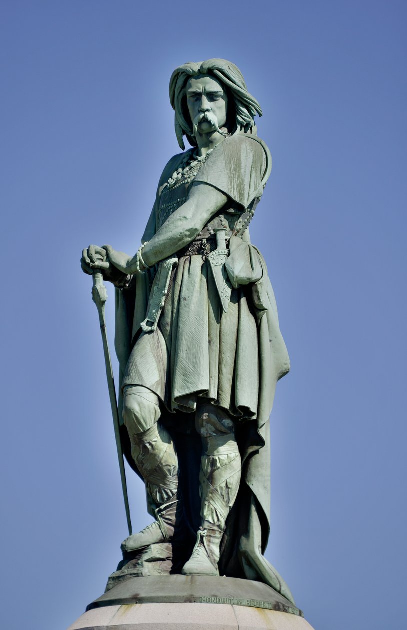 تمثال ضخم لـ Vercingetorix (72-46 قبل الميلاد) ، زعيم الغال - تمثال من Millet Aime (1819-1891) يبلغ طوله 6.60 مترًا في عام 1865 في الجزء الغربي من Mont Auxois (قاعدة بارتفاع 7 أمتار بواسطة Viollet Le Duc) Alise Sainte Reine 1865 بواسطة ايمي الدخن