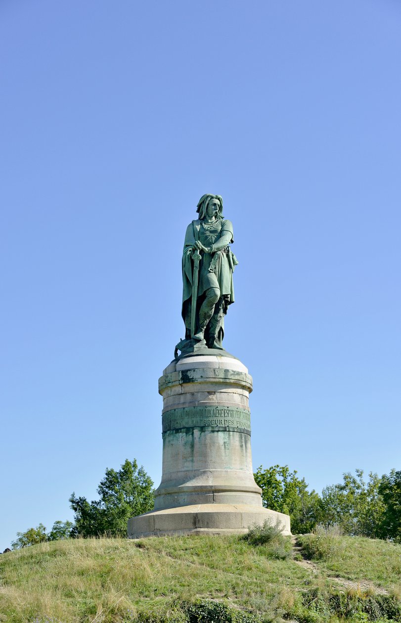 تمثال ضخم لـ Vercingetorix (72-46 قبل الميلاد) ، زعيم الغال - تمثال من Millet Aime (1819-1891) يبلغ طوله 6.60 مترًا في عام 1865 في الجزء الغربي من Mont Auxois (قاعدة بارتفاع 7 أمتار بواسطة Viollet Le Duc) Alise Sainte Reine 1865 بواسطة ايمي الدخن