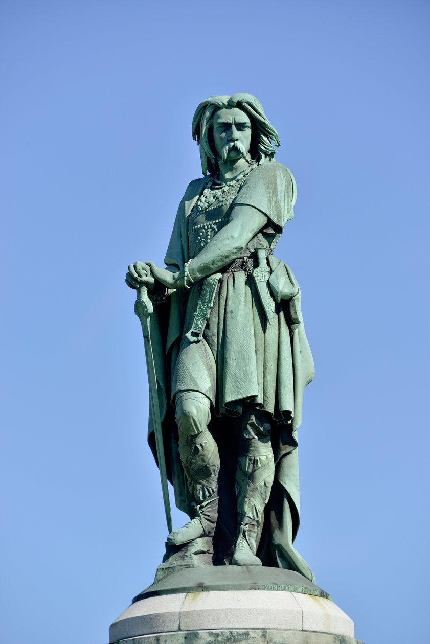 تمثال ضخم لـ Vercingetorix (72-46 قبل الميلاد) ، زعيم الغال - تمثال من Millet Aime (1819-1891) يبلغ طوله 6.60 مترًا في عام 1865 في الجزء الغربي من Mont Auxois (قاعدة بارتفاع 7 أمتار بواسطة Viollet Le Duc) Alise Sainte Reine 1865 بواسطة ايمي الدخن