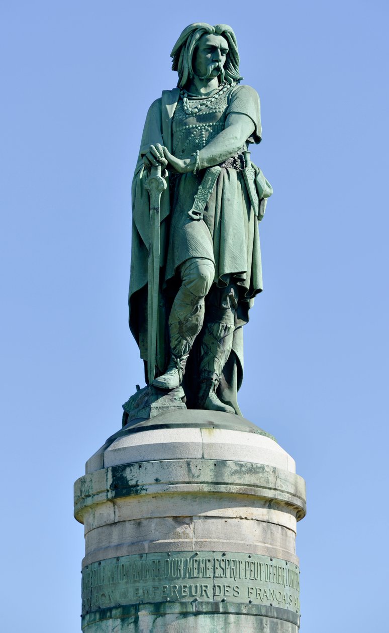تمثال ضخم لـ Vercingetorix (72-46 قبل الميلاد) ، زعيم الغال - تمثال من Millet Aime (1819-1891) يبلغ طوله 6.60 مترًا في عام 1865 في الجزء الغربي من Mont Auxois (قاعدة بارتفاع 7 أمتار بواسطة Viollet Le Duc) Alise Sainte Reine 1865 بواسطة ايمي الدخن