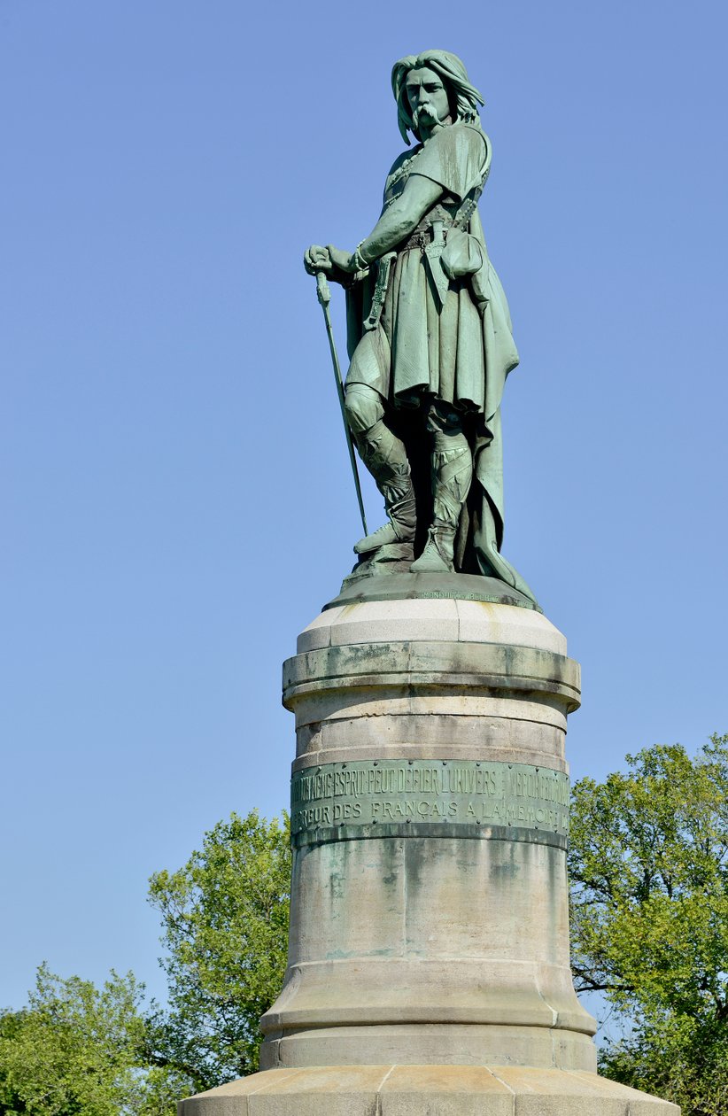 تمثال ضخم لـ Vercingetorix (72-46 قبل الميلاد) ، زعيم الغال - تمثال من Millet Aime (1819-1891) يبلغ طوله 6.60 مترًا في عام 1865 في الجزء الغربي من Mont Auxois (قاعدة بارتفاع 7 أمتار بواسطة Viollet Le Duc) Alise Sainte Reine 1865 بواسطة ايمي الدخن