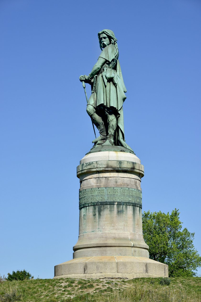 تمثال ضخم لـ Vercingetorix (72-46 قبل الميلاد) ، زعيم الغال - تمثال من Millet Aime (1819-1891) 6.60 مترًا في عام 1865 في الجزء الغربي من مونت أوكسوا (قاعدة بارتفاع 7 أمتار بواسطة فيوليت لو دوك) أليز سانت رين 1865 بواسطة ايمي الدخن