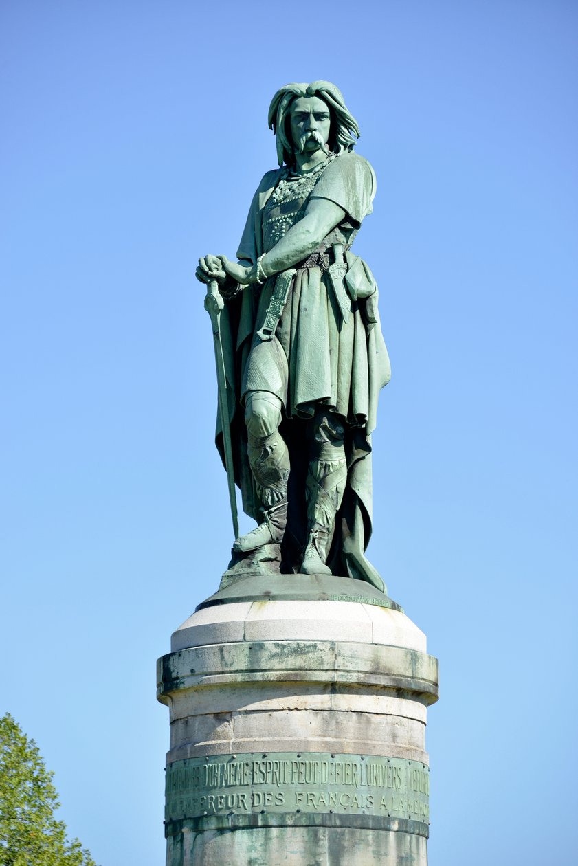 تمثال ضخم لـ Vercingetorix (72-46 قبل الميلاد) ، زعيم الغال - تمثال من Millet Aime (1819-1891) يبلغ طوله 6.60 مترًا في عام 1865 في الجزء الغربي من Mont Auxois (قاعدة بارتفاع 7 أمتار بواسطة Viollet Le Duc) Alise Sainte Reine 1865 بواسطة ايمي الدخن