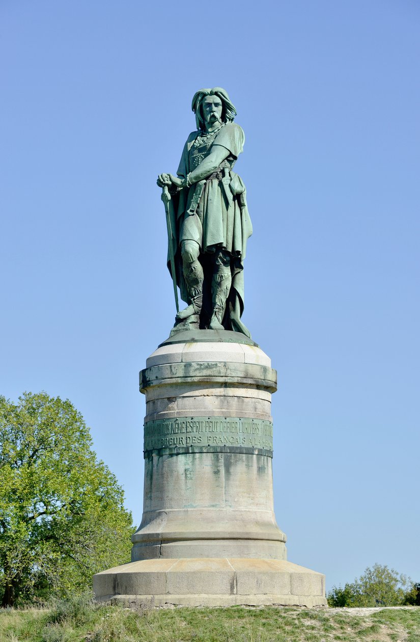 تمثال ضخم لـ Vercingetorix (72-46 قبل الميلاد) ، زعيم الغال - تمثال من Millet Aime (1819-1891) 6.60 مترًا في عام 1865 في الجزء الغربي من مونت أوكسوا (قاعدة بارتفاع 7 أمتار بواسطة فيوليت لو دوك) أليز سانت رين 1865 بواسطة ايمي الدخن