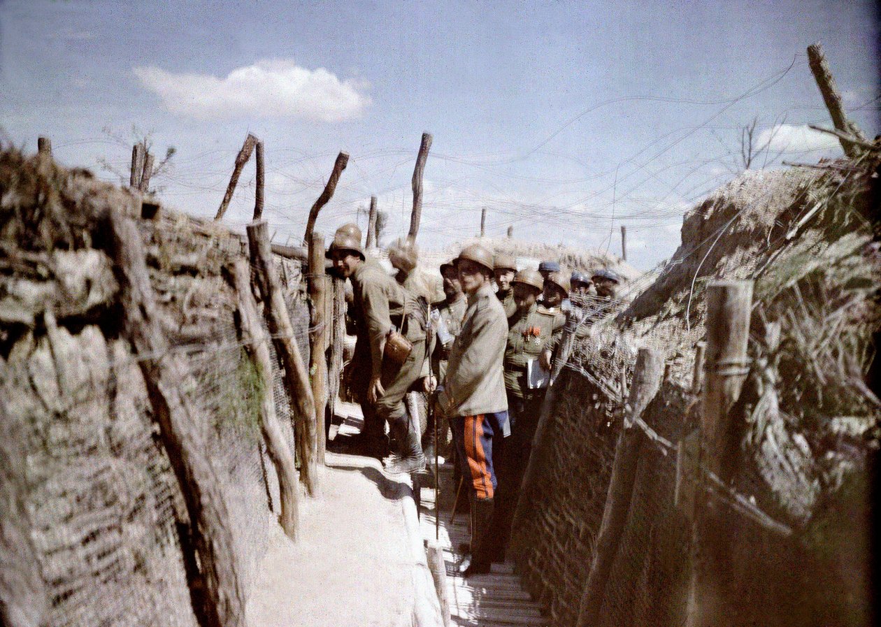 الجنود الفرنسيون وربما الروس في خندق على الجبهة الغربية ، فرنسا ، 1916 (ذاتي اللون) بواسطة ألبرت سمامة شكلي