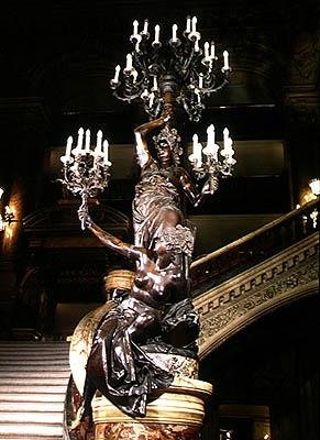 Torchere من Grand Staircase بواسطة ألبرت إرنست كاريير بيليوز