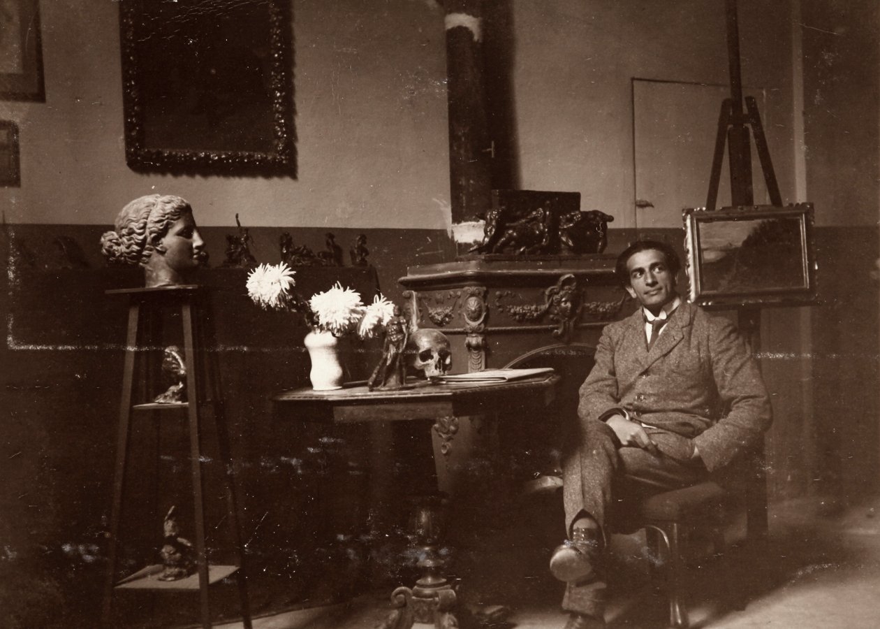 النحات ماريو بيلاجاتي في مرسمه ، فلورنسا ، 20/11/1920 (b / w photo) بواسطة ألبرتو فييرلي