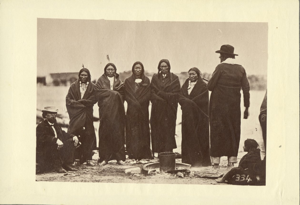 Tashunkakokip (رجل عجوز يخاف من خيوله) ورؤسائه ، Oglala ، 1868 (طبعة زخرفية) بواسطة الكسندر جاردنر