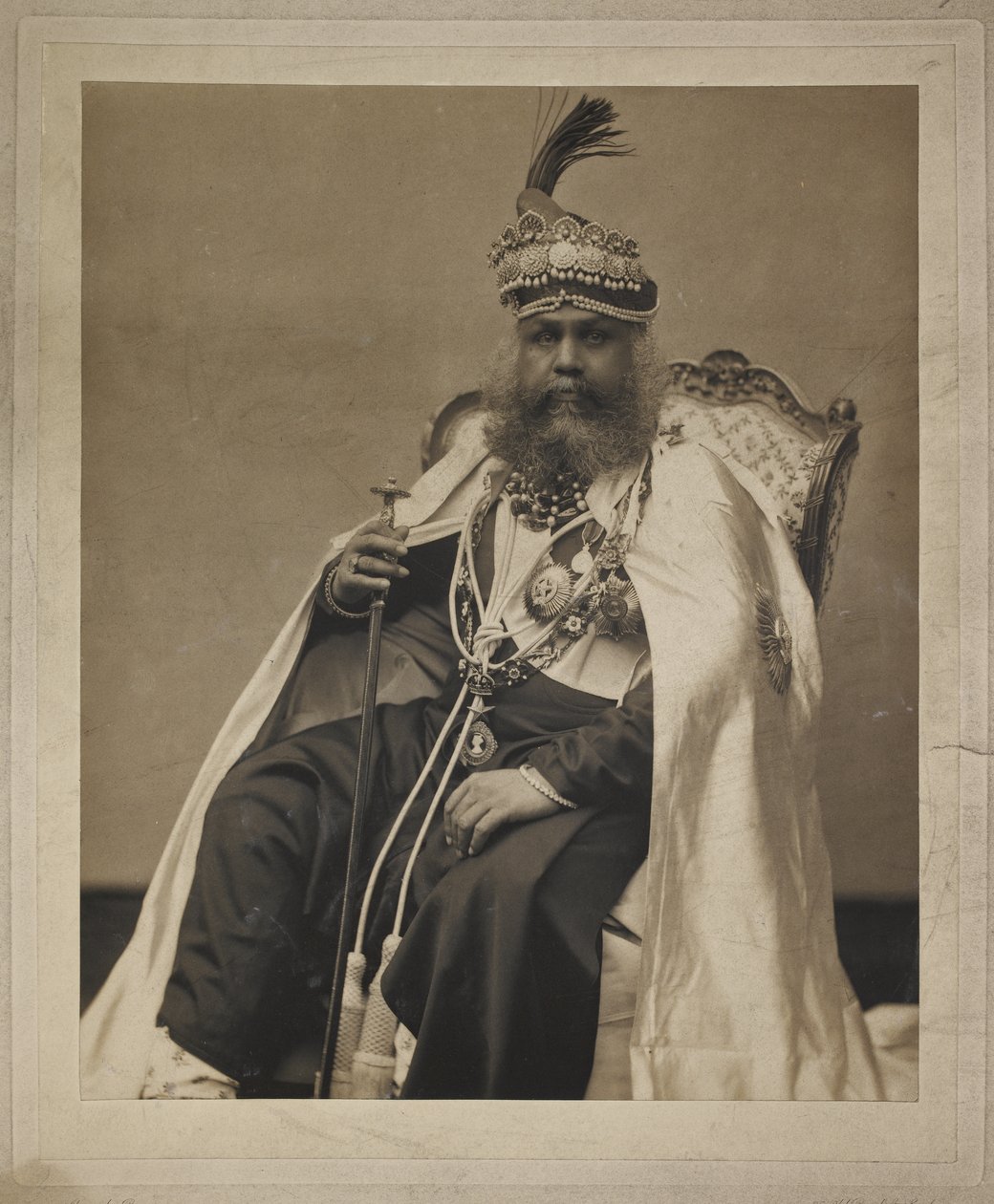 صورة للسير ساواي مادو سينغ ، مهراجا جايبور ، حوالي عام 1900 (صورة أبيض وأسود) بواسطة ألكسندر باسانو