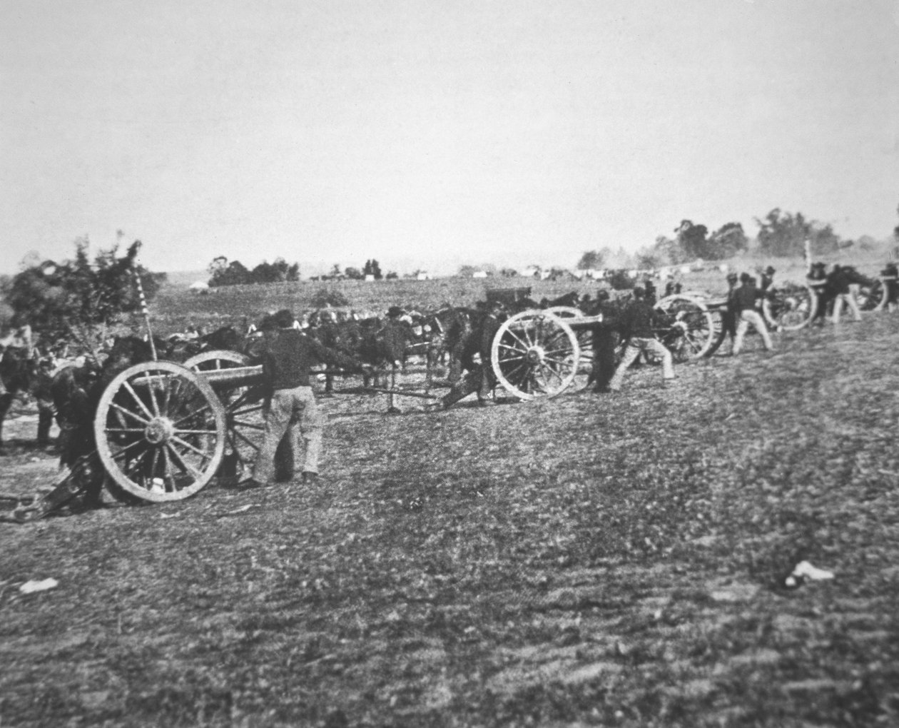 Battery D., 2nd US Artillery Federal Army in action during the American Civil War (1861-65) (b/w photo) بواسطة الكسندر جاردنر