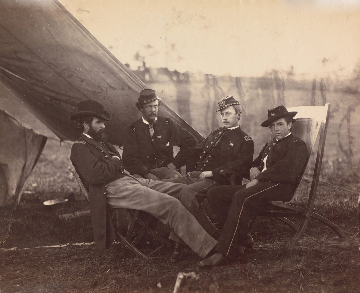 [أربعة ضباط] ، كاليفورنيا. 1864. بواسطة الكسندر جاردنر
