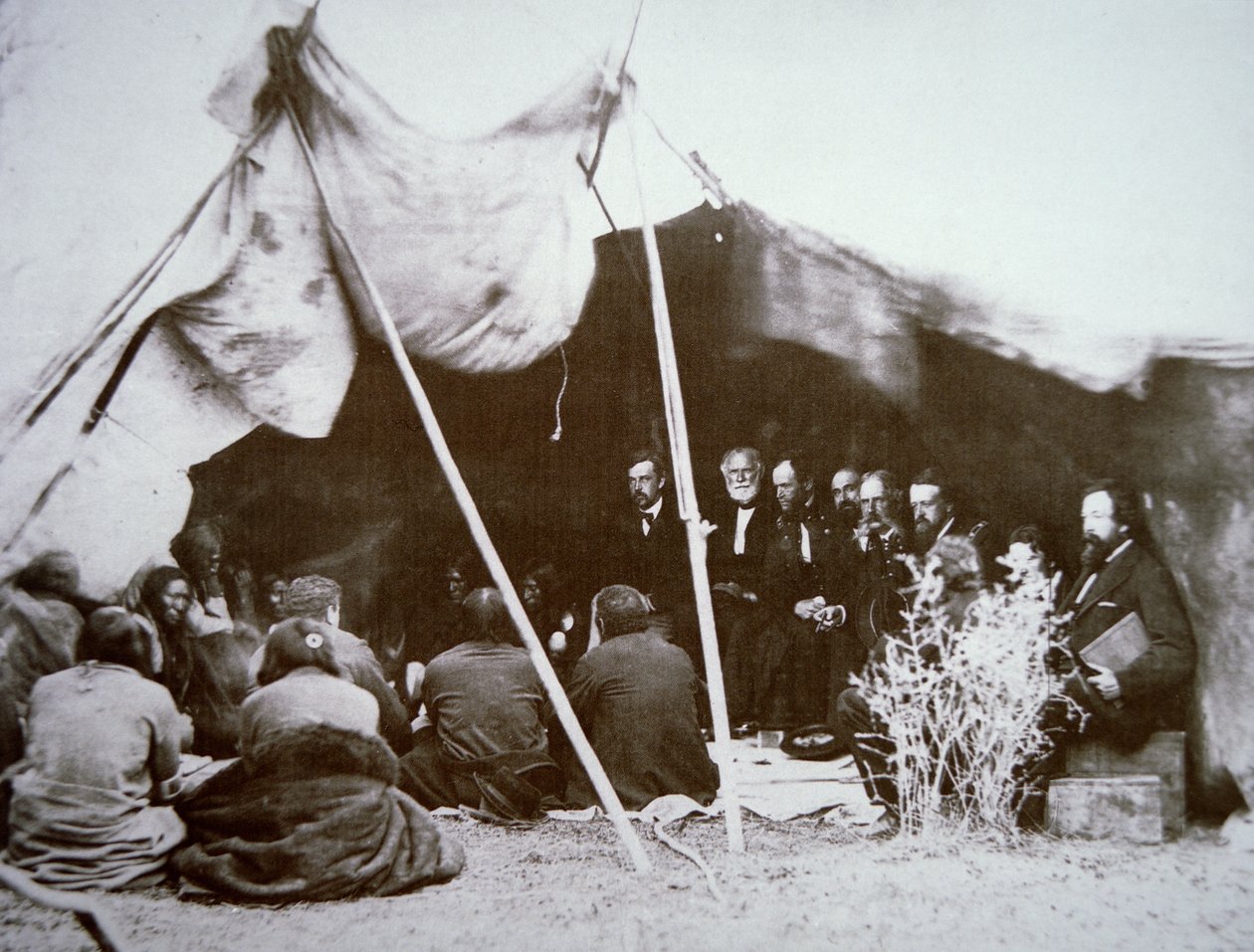 General William T. Sherman (1820-91) presides at the Treaty of Fort Laramie with Chief Red Cloud, April 1868 (b/w photo) بواسطة الكسندر جاردنر