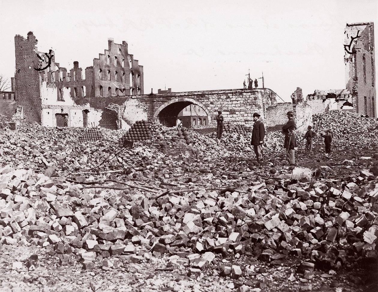 أطلال في نهاية جسر ريتشموند وبطرسبورغ للسكك الحديدية ، ريتشموند ، 1861-1865. بواسطة الكسندر جاردنر