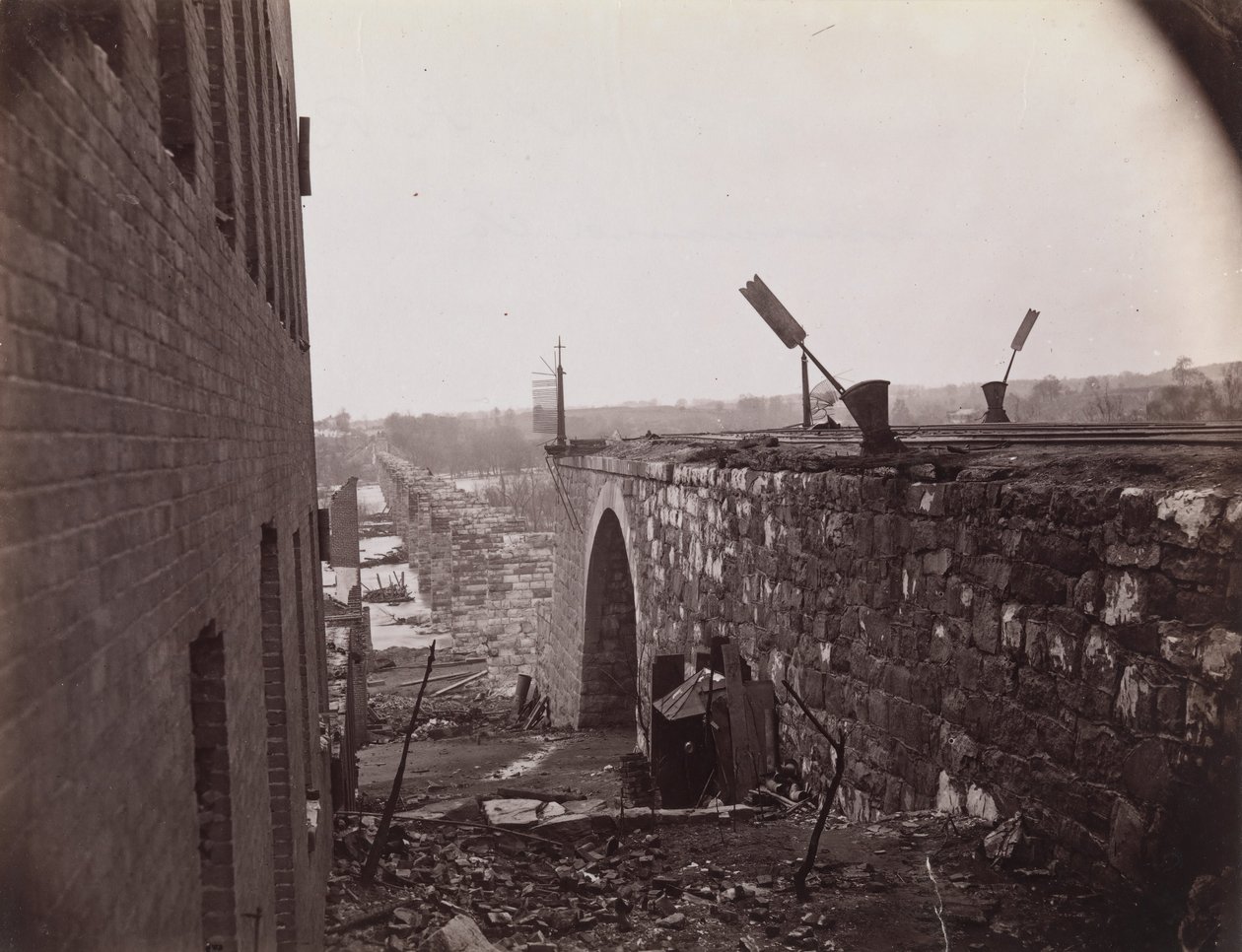 أنقاض جسر ريتشموند وبطرسبورغ للسكك الحديدية ، ريتشموند ، فيرجينيا ، كاليفورنيا. 1865. بواسطة الكسندر جاردنر