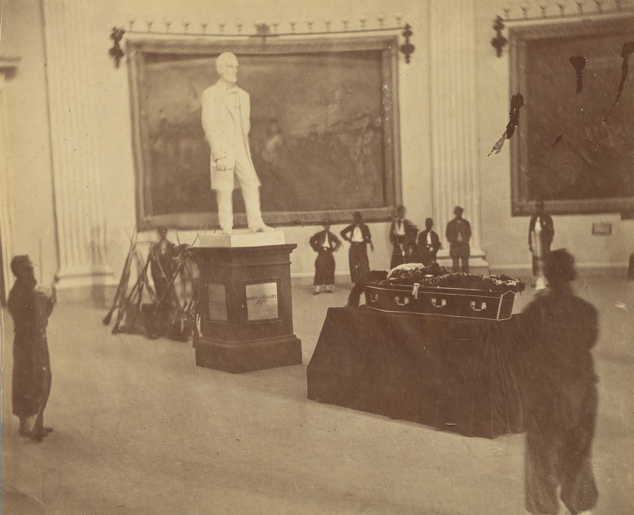 [ثاديوس ستيفنز يرقد في الدولة في القاعة المستديرة في مبنى الكابيتول بواشنطن] ، 1867. بواسطة الكسندر جاردنر