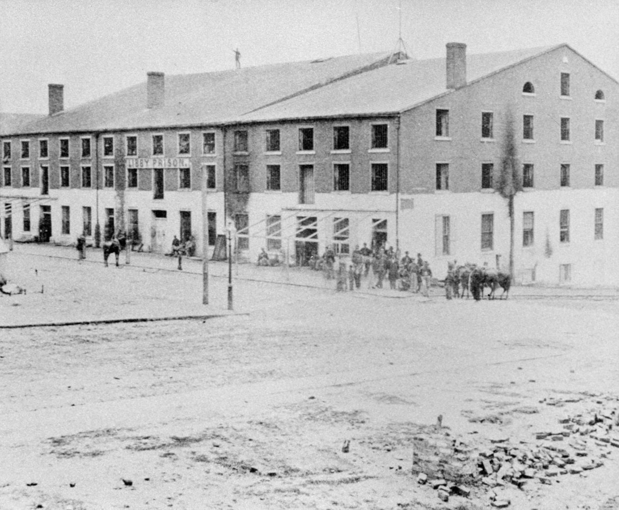 The Confederate Libby Prison for Prisoners of War at Richmond, Virginia (b/w photo) بواسطة الكسندر جاردنر