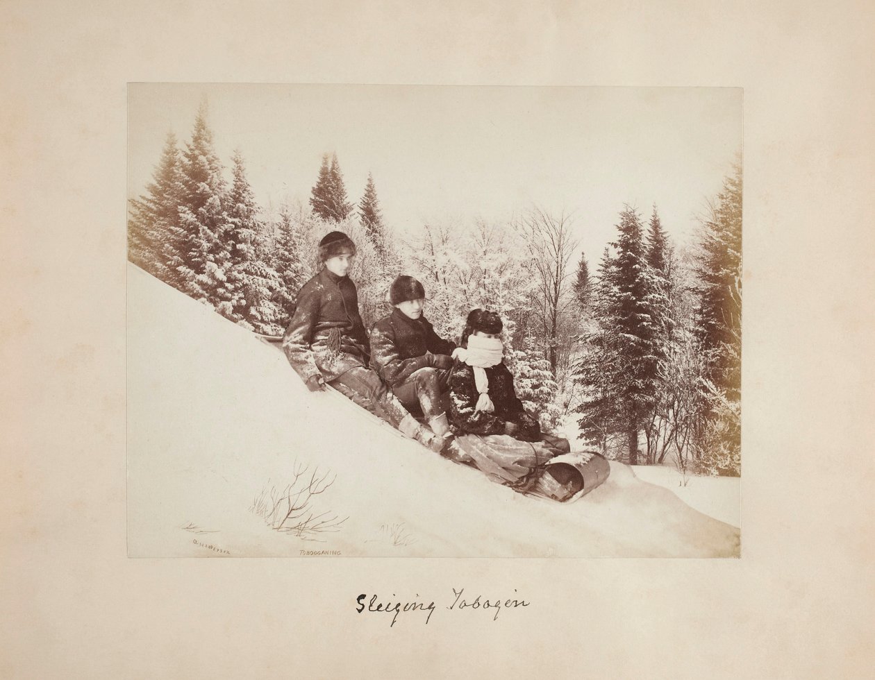 Three Tobogganers on a Snowy Hill بواسطة ألكسندر هندرسون