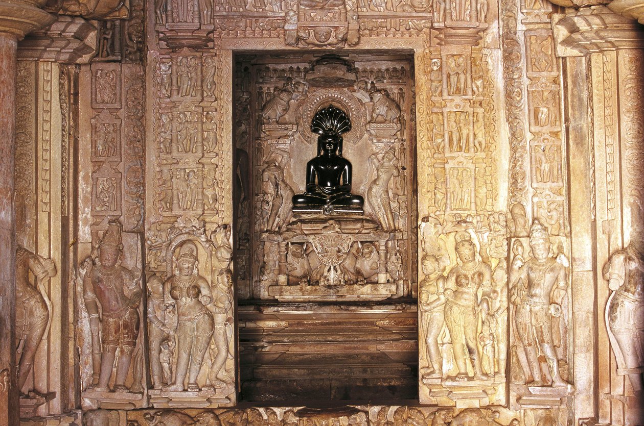 Entrance and altar, Parshvanatha temple, Khajuraho group of Monuments (UNESCO World Heritage List بواسطة الكسندر جبرائيل (بعد) ديكامبس