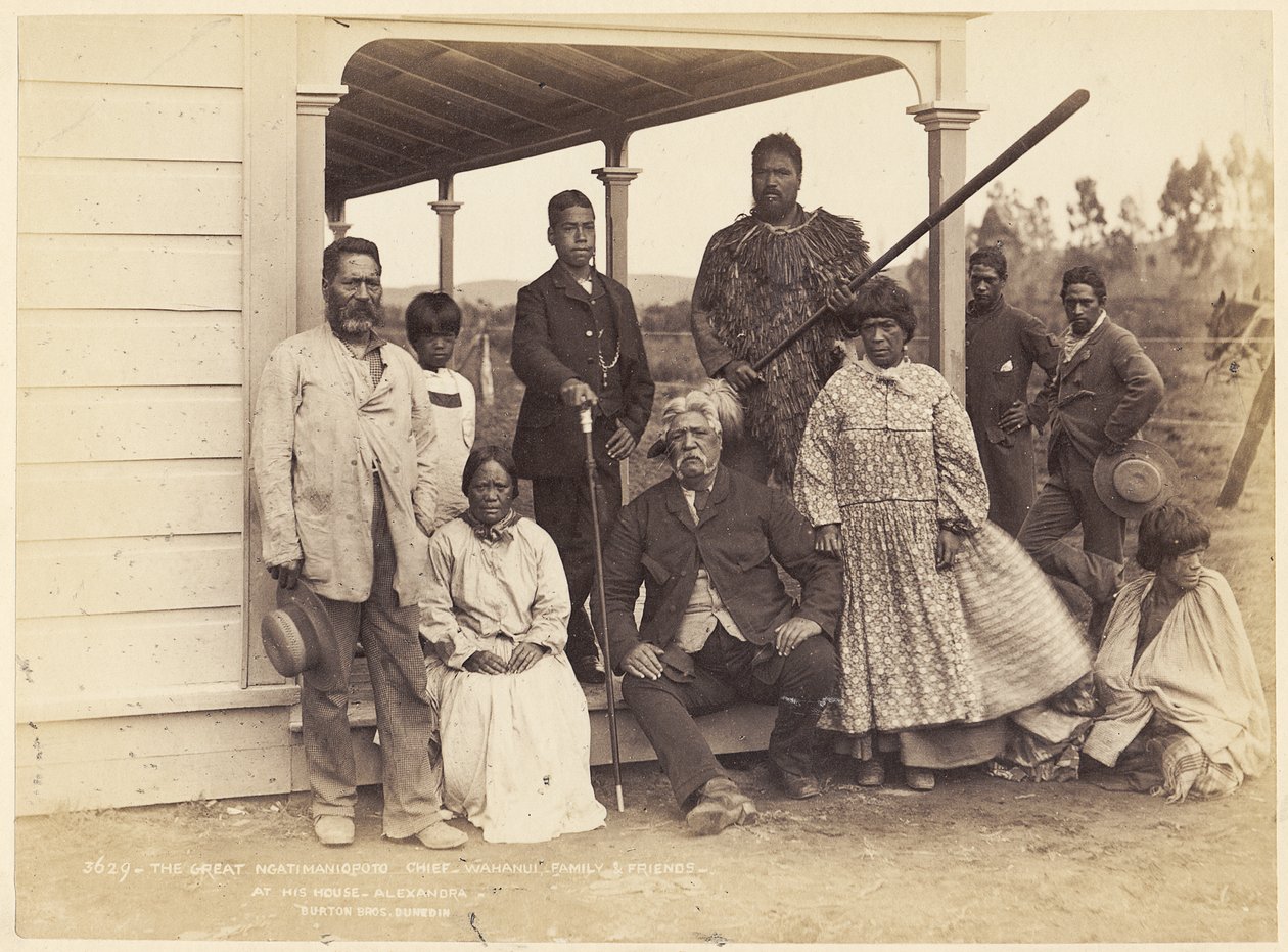 رئيس Ngatimaniopoto العظيم Wahanaui مع العائلة والأصدقاء في منزله في الكسندرا ، 7 يونيو 1885 (طبعة زلال) بواسطة ألفريد بيرتون