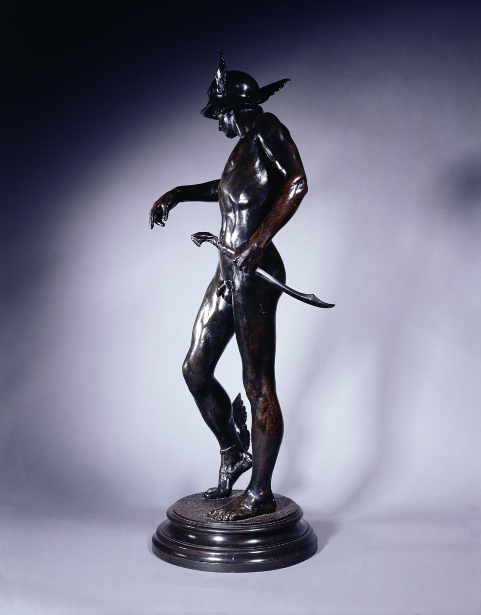 Perseus Arming ، 1882 (برونزية (انظر أيضًا 353101) بواسطة ألفريد جيلبرت