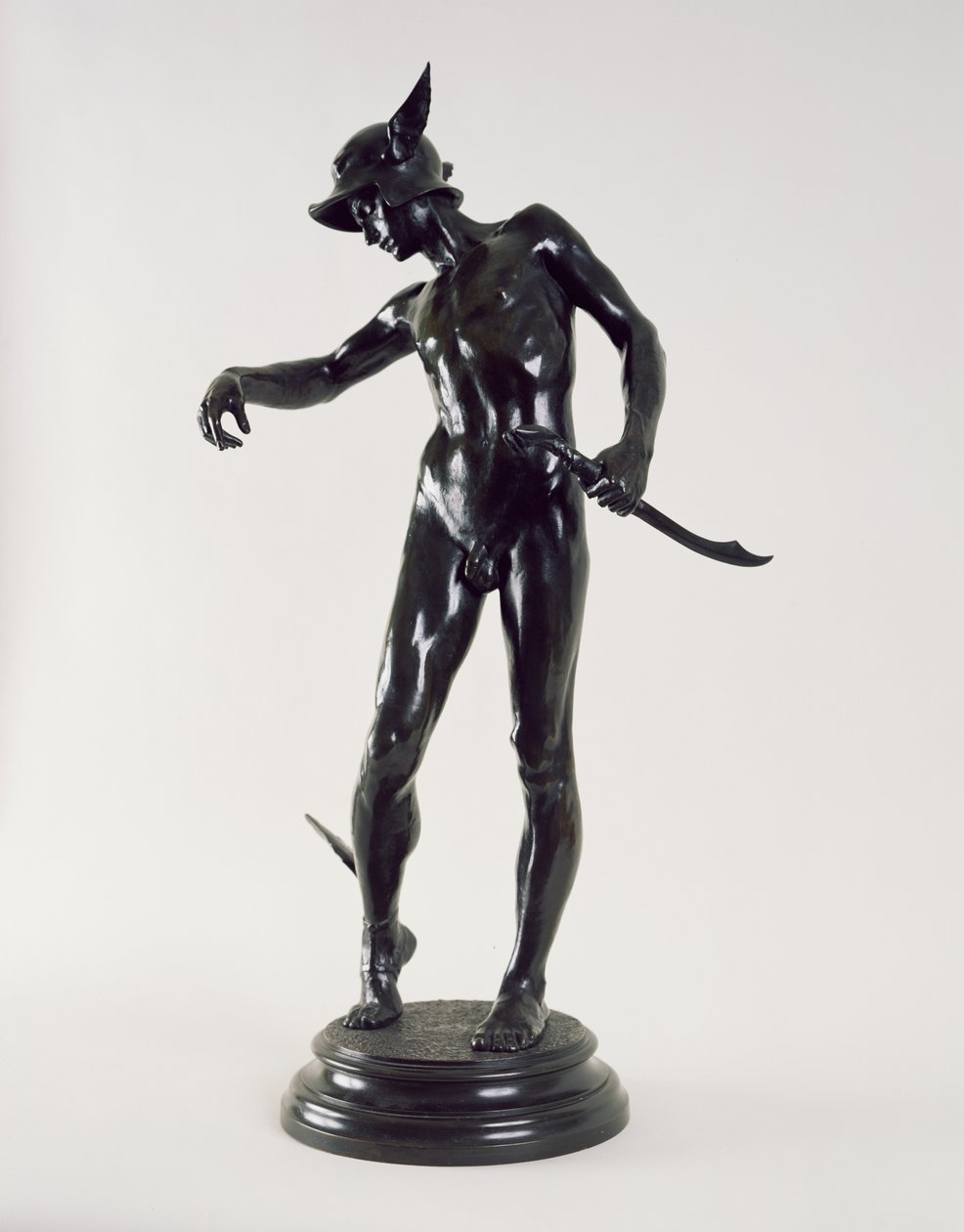 Perseus Arming ، 1882 (برونزية) (انظر أيضًا 353102) بواسطة ألفريد جيلبرت