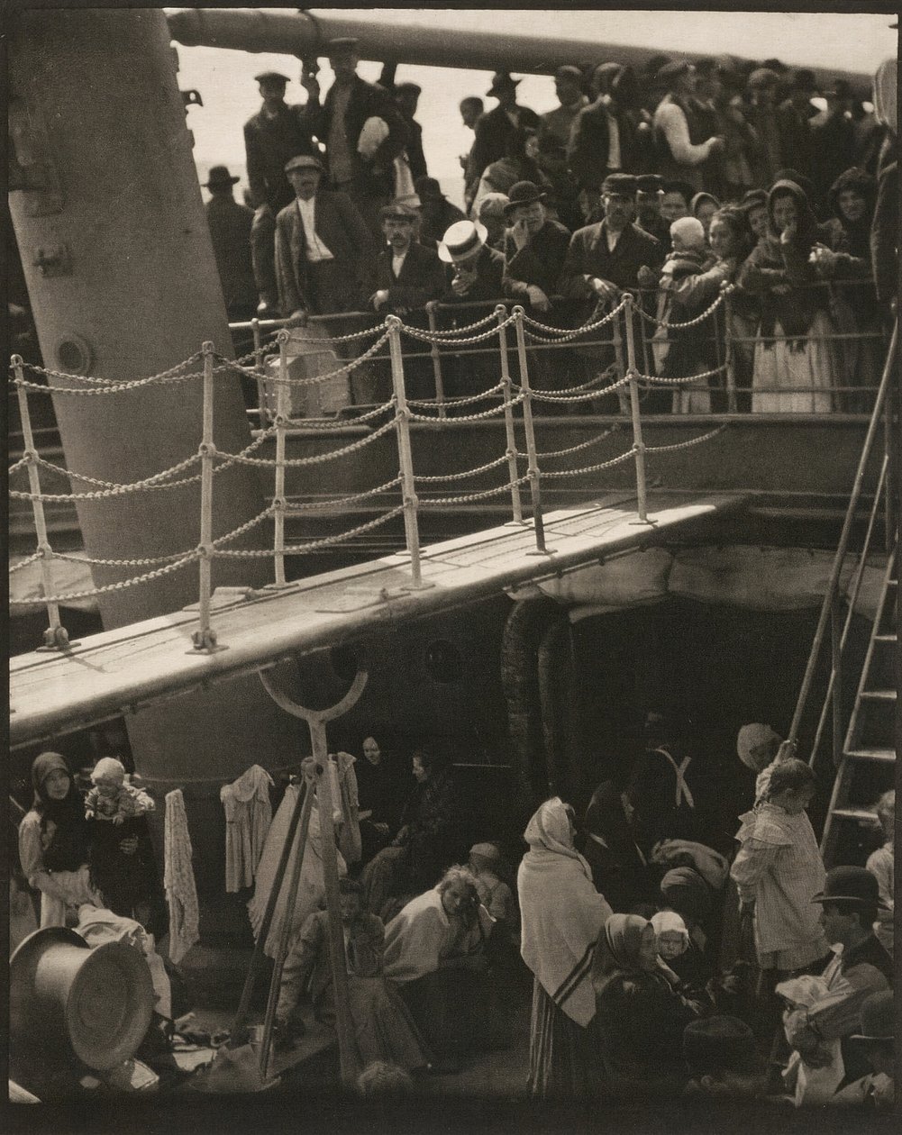 The Steerage ، 1907 ، طُبع عام 1915. بواسطة ألفريد ستيجليتز