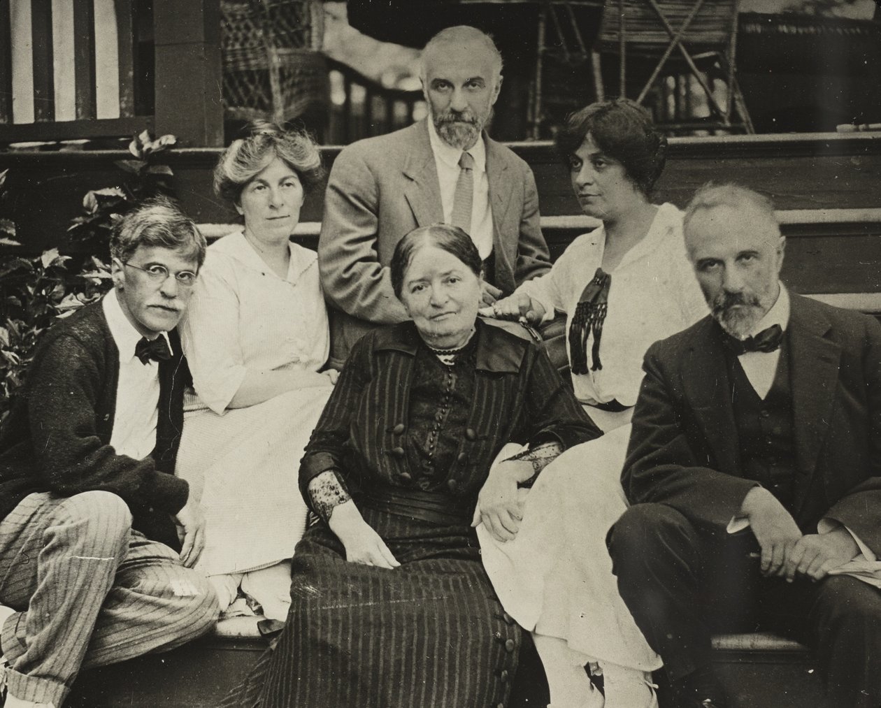 بدون عنوان (Stieglitz ، Agnes ، الأم Hedwig ، Julius ، Selma ، and Lee على خطوات أوكلون) بواسطة ألفريد ستيجليتز